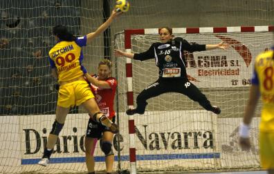 Silvia Navarro se eleva para tratar de parar un lanzamiento en un duelo del Itxako frente al Oltchim rumano en la Champions League