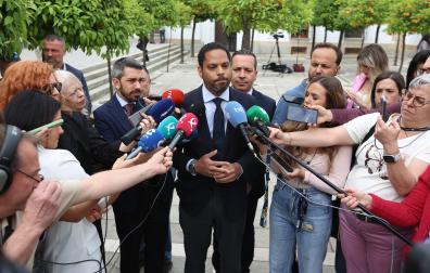 El secretario general de Vox, Ignacio Garriga, atiende a los medios de comunicación en Mérida