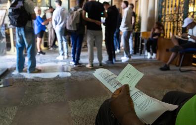 Varias personas esperan en las oficinas del SAC del Ayuntamiento de Tudela