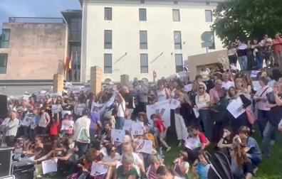 Protesta convocada por la Federación de Ikastolas de Navarra frente al Departamento de Educación