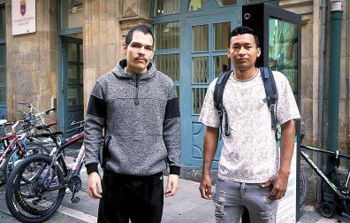 Juan Veloz y Alan Argucia después de haber sido atendidos