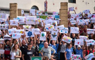 Participantes en la protesta convocada por la Federación de Ikastolas de Navarra frente al Departamento de Educación.