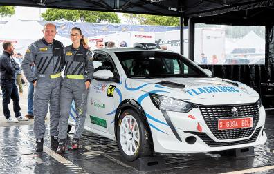 Javier Azcona y su hija Marina, este miércoles 22 de abril por la tarde durante la verificación de su Peugeot 208