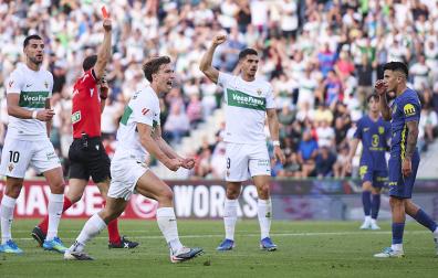 Momento en el que el colegiado expulsa a Almada y señala penalti favorable al Elche