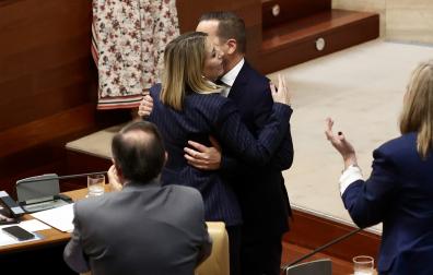 La candidata a la presidencia de la Junta de Extremadura, María Guardiola, y el presidente del Grupo Parlamentario Vox, Óscar Fernández.