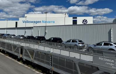El tren portavehículos con destino a Setúbal (Portugal), durante el proceso de carga de coches en Volkswagen Navarra