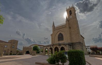 Plaza de Obanos, con la iglesia de San Juan Bautista y la Puerta de Obanos