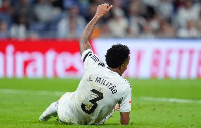 Militao, sentado en el césped levanta la mano para avisar de que se ha lesionado durante el partido del Real Madrid frente al Alavés