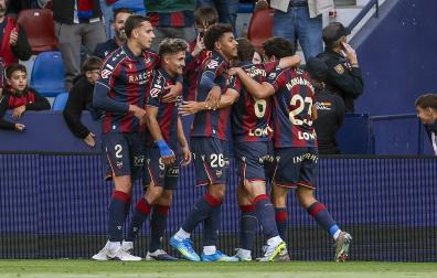El delantero del Levante Iván Romero (20 izda.) celebra tras anotar el primer gol del equipo durante el partido