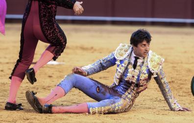 Cogida de Roca Rey al entrar a matar a su segundo toro en la Maestranza, este jueves 23 de abril