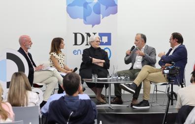 Yulen Garmendia y Diana de Miguel, periodistas de Diario de Navarra, junto con Lourdes Goicoechea, José Ignacio Pérez de Albéniz y Ángel Chocarro