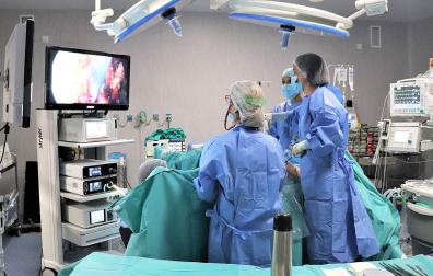 Varios profesionales durante una intervención quirúrgica