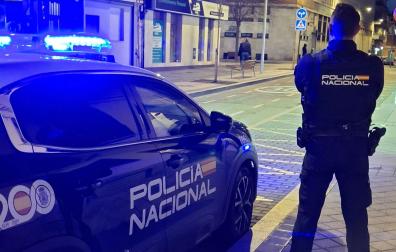 "Las víctimas residían de manera permanente en el lugar y estaban obligadas a prostituirse en jornadas nocturnas de hasta 12 horas ininterrumpidas, debiendo solicitar permiso a la encargada incluso para descansar", relata la Policía Nacional