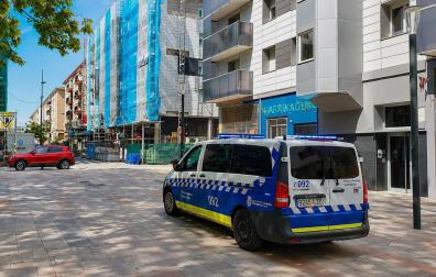 Un vehículo de la Policía Municipal patrulla el sábado por la tarde por San Jorge.