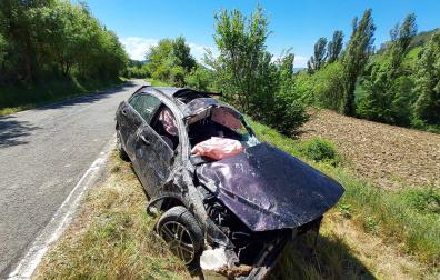 Fotos del accidente con un herido grave de 27 años en Egüés