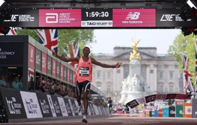 Sabastian Sawe entra en la línea de meta del maratón de Londres con un tiempo de 1:59:30 h., un nuevo récord mundial