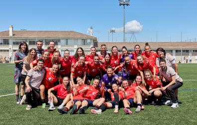 Las jugadoras y el cuerpo técnico de Osasuna B celebran el título de la Tercera División
