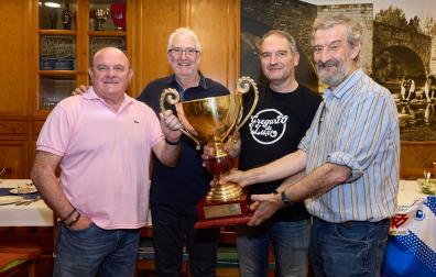 Zupo Equísoain, Cacho Cariñena, Patxi Lezáun y Javier Aquerreta, cuerpo técnico de aquel Portland San Antonio campeón de Europa hace 25 años, con el trofeo continental