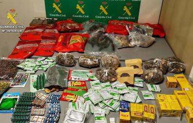 Productos alimentarios y medicamentos incautados por la Guardia Civil en el Aeropuerto de Noáin por estar prohibida su entrada en el país