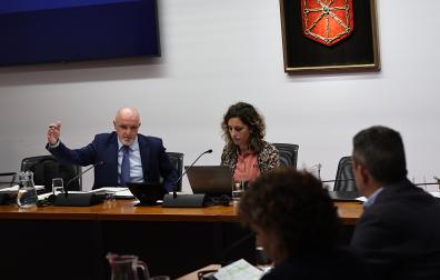 José Javier Esparza (izda.) durante su comparecencia en la comisión de investigación del 'caso Cerdán' en el Parlamento de Navarra