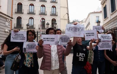 Un grupo de personas afectadas por los desahucios, a las puertas del Congreso de los Diputados este martes