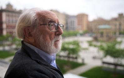 El músico tudelano Rafael Manero Francés, este martes en un balcón del Nuevo Casino Principal