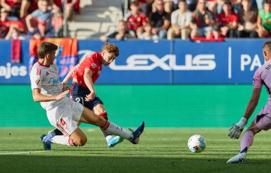 Víctor Muñoz lanza a puerta en la primera parte del último encuentro en El Sadar contra el Sevilla