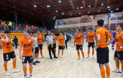 Los jugadores del ATP Ribera saludan a los aficionados tras consumar el descenso de categoría