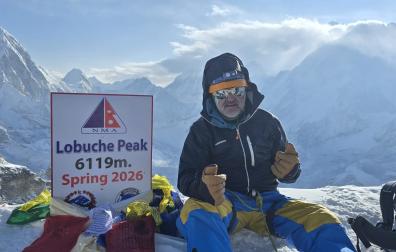 Óscar Arroyo, tras ascender a la cumbre del Lobuche ante el bloqueo de la ruta al Everest