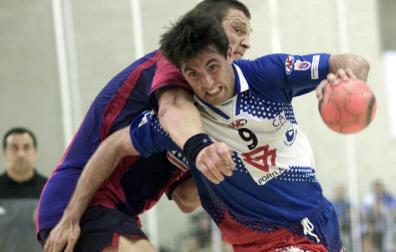 Mateo Garralda trata de zafarse de la defensa de Andrei Xepkin durante el encuentro de ida de la final de la Copa de Europa de 2001 en la UPNA.