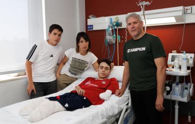 El joven Gorka, rodeado por su hermano, Oier y sus padres Lurdes Mendiburu Vidart y Joxi Goñi Celayeta.