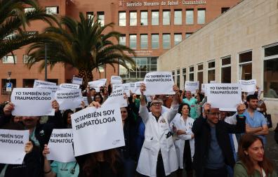 Concentración de médicos con el lema "yo también soy traumatólogo".
