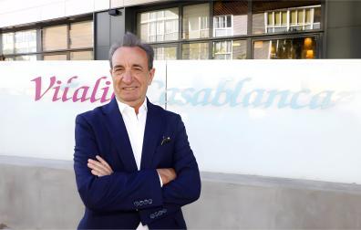 Chema Cosculluela, principal responsable del Grupo Vitalia, posa frente a la residencia para mayores Vitalia Casablanca de Zaragoza