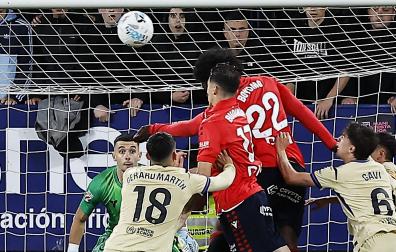 Boyomo y Budimir saltan a rematar un córner rojillo contra el Barcelona