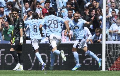 El delantero del Celta Borja Iglesias celebra su gol contra el Elche