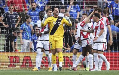 El portero del Rayo Vallecano Augusto Batalla celebra su penalti parado con 0-1 en el marcador