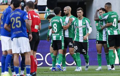 Los jugadores del Betis celebran el segundo tanto del encuentro, obra de Ez Abde