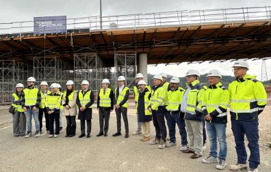 Representantes políticos, de la empresa constructora y responsables de las obras que se están realizando, junto a uno de los viales de acceso que está en obras