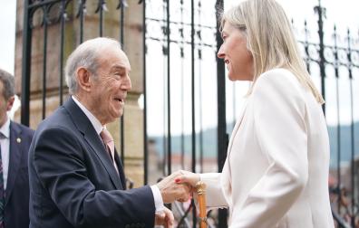 El exlehendakari, Carlos Garaikoetxea, y la presidenta de las Juntas Generales de Vizcaya, Ana Otadui, a su llegada a la toma de posesión de Imanol Pradales en junio de 2024