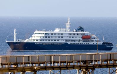 El crucero holandés MV Hondius, en el que se ha producido un brote de hantavirus, se encuentra anclado frente a la costa de la ciudad de Praia, en la isla de Santiago, Cabo Verde