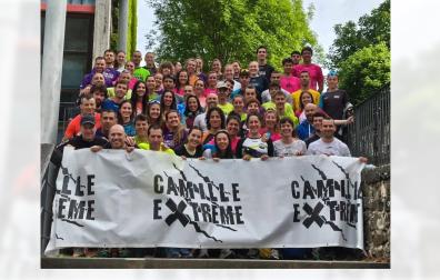 Algunos de los participantes en la prueba con la que la Camille eXtreme fijó sus nuevos récords, posando junto a la salida en Isaba