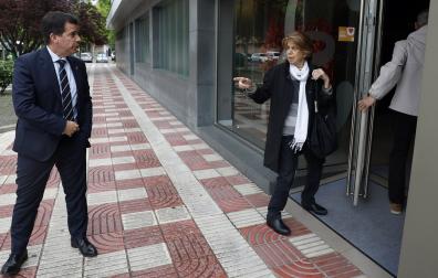 El Consejero de Industria y de Transición Ecológica, Mikel Irujo (i), en las puertas del tanatorio