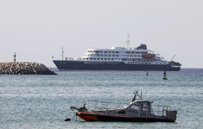 El crucero holandés MV Hondius, en el que se ha detectado el brote de hantavirus, se encuentra anclado frente a la costa de la ciudad de Praia, Cabo Verde, a la espera de dirigirse hacia Canarias