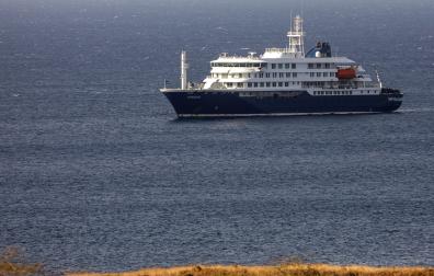 El crucero alemán MV Hondius, anclado frente a la ciudad de Praia en la isla de Santiago, en Cabo Verde
