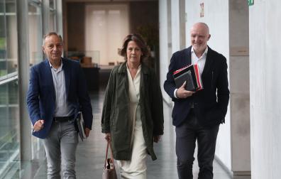 Yolanda Barcina, arropada por Javier Esparza, a su llegada este miércoles al Parlamento de Navarra