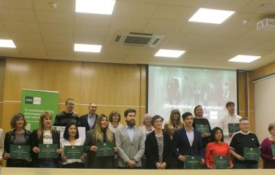 Alumnos distinguidos por su trayectoria o expediente, profesores y autoridades, este miércoles por la tarde en el Día de la UNED, en el centro de Pamplona