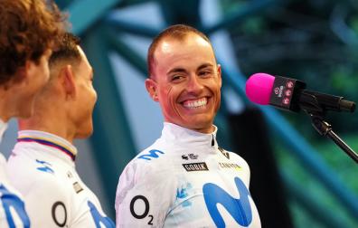 Enric Mas, sonriente, en la presentación de equipos del Giro de Italia en Bulgaria.