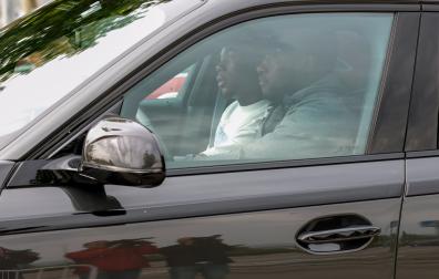 El centrocampista del Real Madrid, Aurelién Tchouameni a su llegada al entrenamiento a puerta cerrada del equipo en la Ciudad Deportiva de Valdebebas