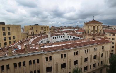Los trabajos para demontar el tejado del antiguo colegio de Maristas de Pamplona