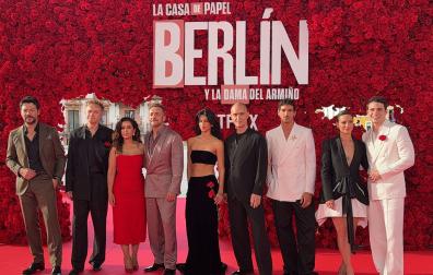Los integrantes del elenco posan en el photocall de "Berlín y la Dama del Armiño", este viernes en Sevilla.